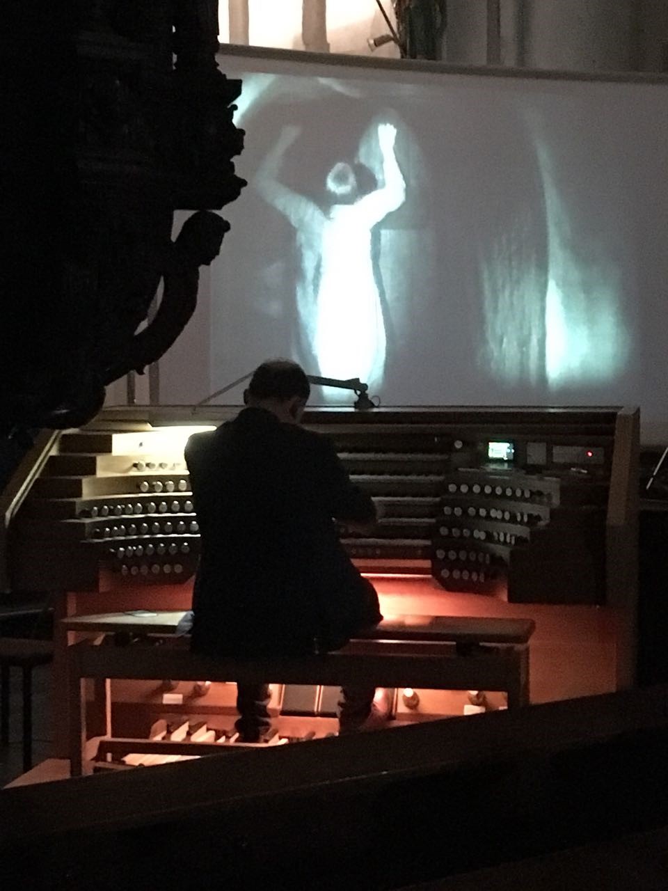 Mann mit Orgel und Filmleinwand