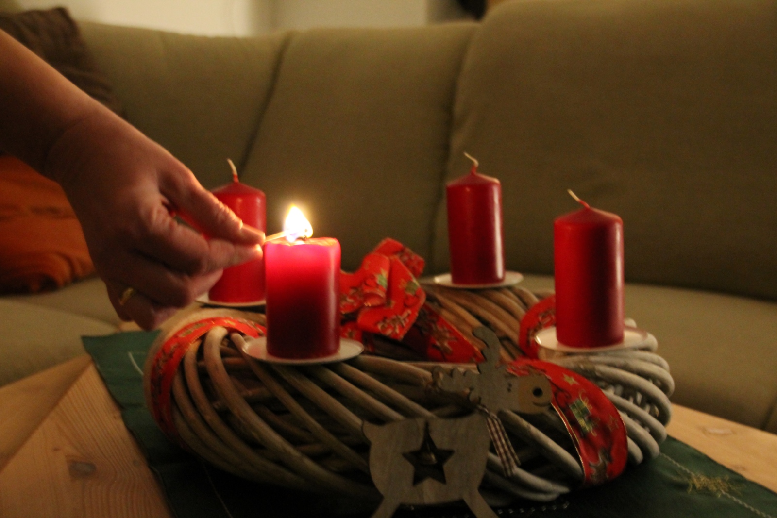 wir zünden die erste Kerze an, Feuer, Streichholz, Kerzen, Tannengrün, Lichter im Advent,  Mit dem ersten Adventssonntag beginnt nach katholischer wie evangelischer Tradition auch das neue Kirchenjahr.  Die Adventszeit beginnt mit der ersten Vesper des ersten Adventssonntags und endet am Heiligen Abend mit der ersten Vesper von Weihnachten. Die westliche christliche Adventszeit dauert 22 bis 28 Tage und hat immer vier Sonntage, mit Ausnahme der Bistümer, die am Ambrosianischen Ritus festhalten. Ex-Bild-DB-ID: 13699
